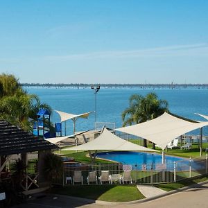 Lake Edge Resort